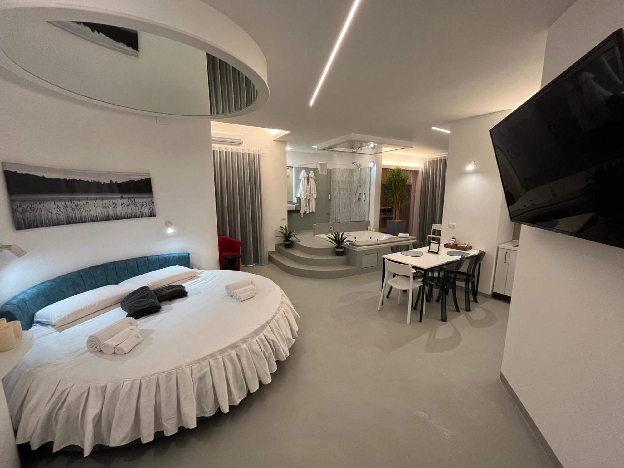 La Casba Hotel Paola Bagian luar foto