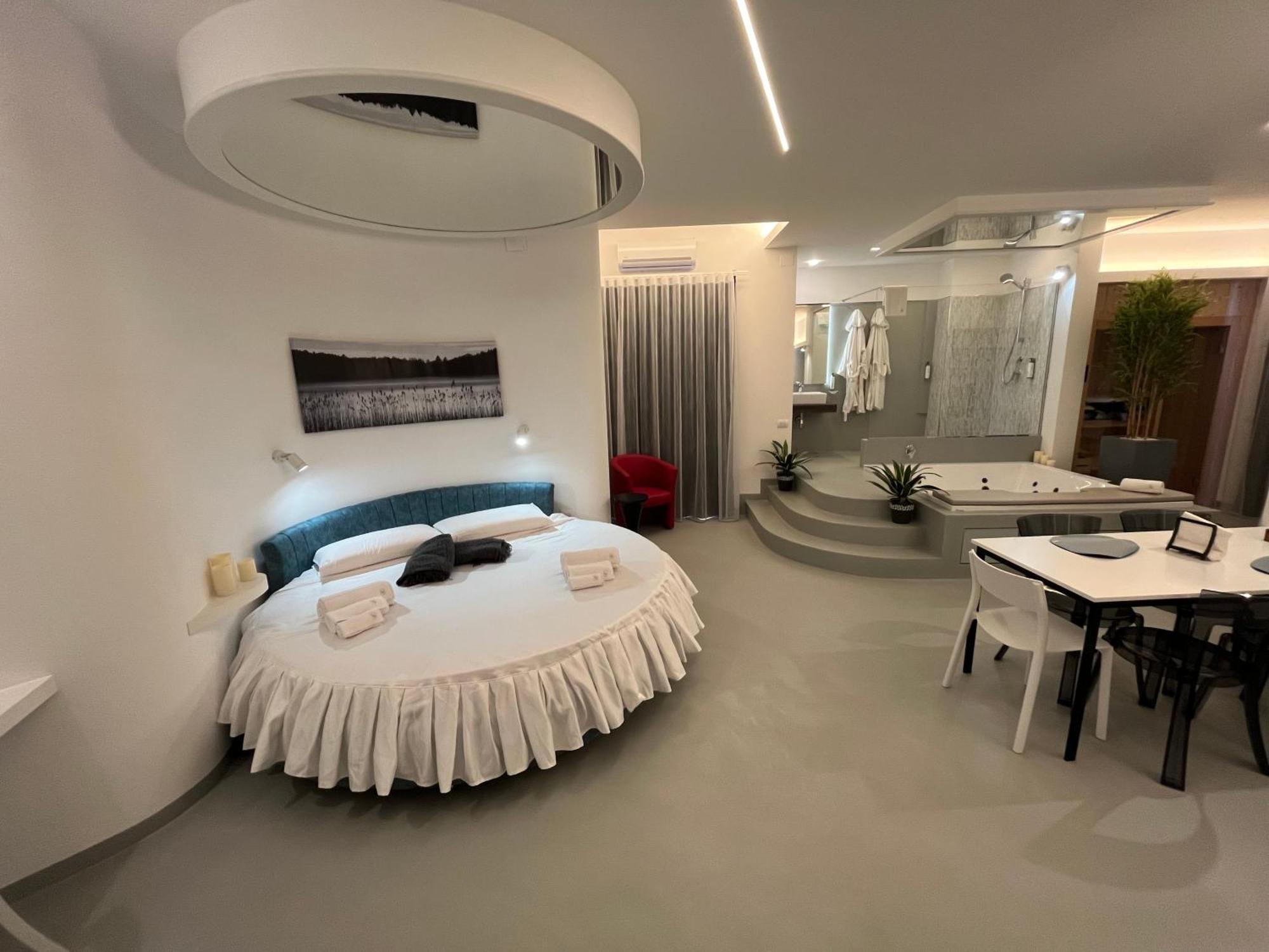La Casba Hotel Paola Bagian luar foto