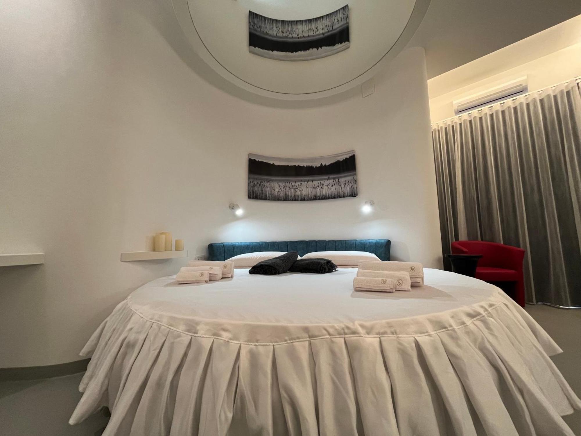 La Casba Hotel Paola Bagian luar foto